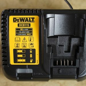 Sạc nhanh Dewalt DCB115 Sạc cho máy pin 10.8V - 18V